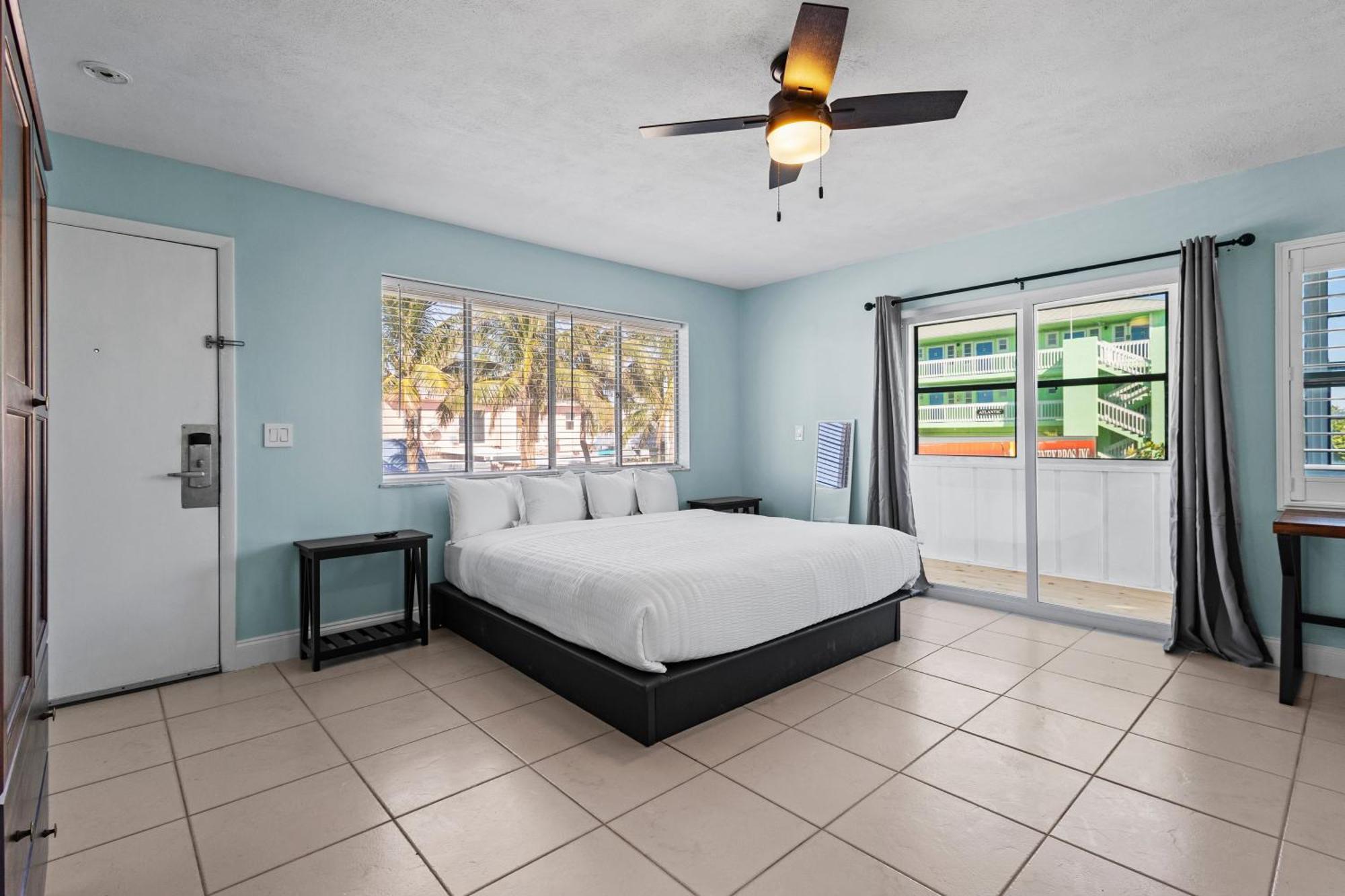 Partial Ocean View Hotel Room- King Bed #1 Форт Пирс Экстерьер фото